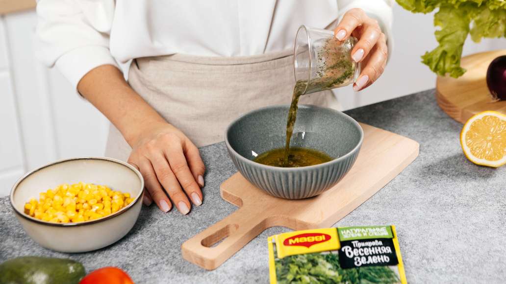 Для заправки в небольшой ёмкости смешать MAGGI® Приправа Весенняя зелень с горячей водой, оставить на три минуты. Добавить все остальные ингредиенты для заправки и тщательно перемешать. 