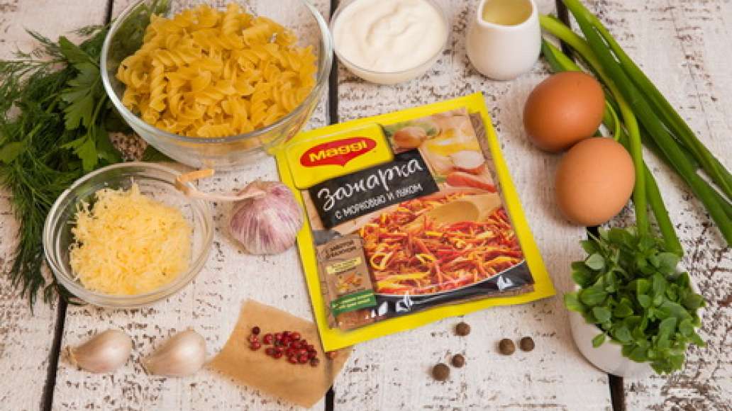 Макароны отварить и отбросить на дуршлаг. Листочки розмарина отделить от стеблей и мелко нарезать. Сыр натереть на терке. Укроп, петрушку и базилик мелко нарезать. 