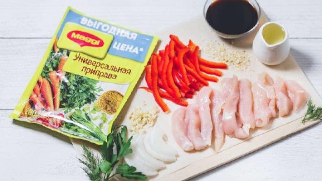 Очистить курицу от кожи и костей. Нарезать филе курицы крупным длинным брусочком. Лук нарезать полукольцами, чеснок измельчить. Болгарский перец нарезать длинной соломкой. Кунжут слегка обжарить на сухой сковородке. Очистить курицу от кожи и костей. Нарезать филе курицы крупным длинным брусочком. Лук нарезать полукольцами, чеснок измельчить. Болгарский перец нарезать длинной соломкой. Кунжут слегка обжарить на сухой сковородке.