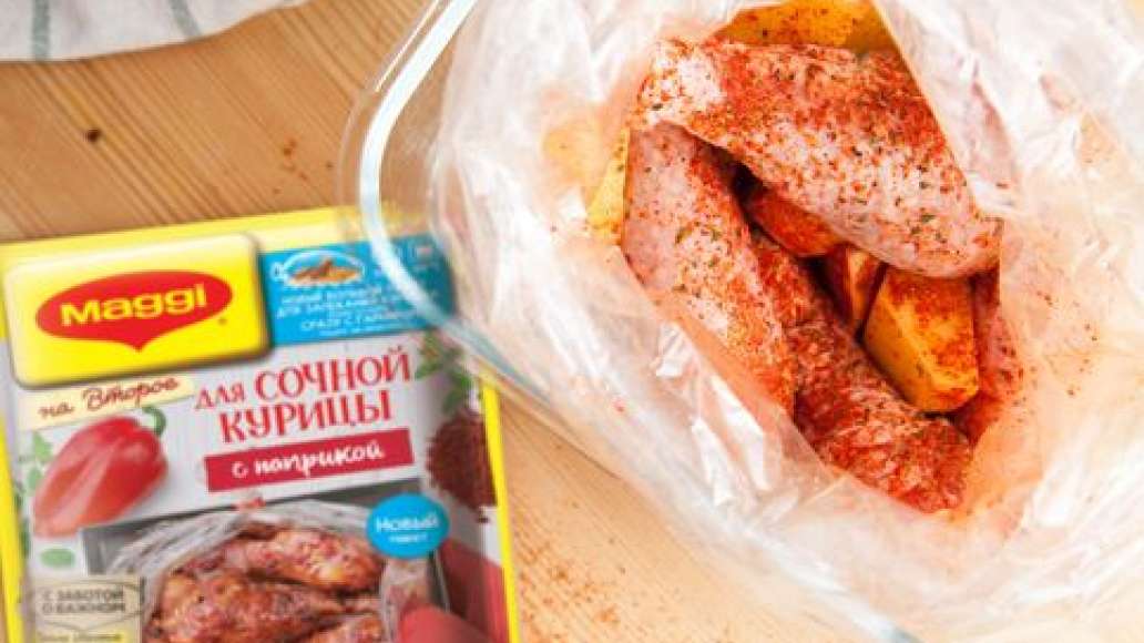 Достать из верхнего отделения упаковки специальный пакет для запекания и зажим. Удалить стикер с пакета и развернуть пакет. Положить картофель с курицей в пакет для запекания, затем добавить содержимое нижней части упаковки – смесь для приготовления куриц