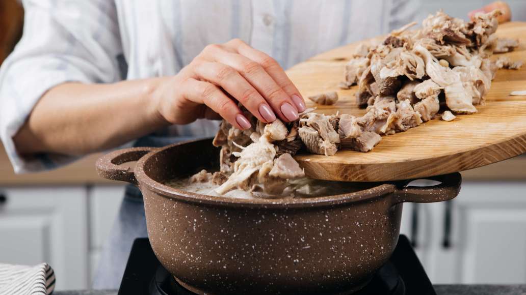 Отделить мясо курицы и свинины от костей. У бедер также удалить кожу. Мясо разобрать или нарезать на небольшие кусочки и вернуть в бульон. Отделить мясо курицы и свинины от костей. У бедер также удалить кожу. Мясо разобрать или нарезать на небольшие кусочки и вернуть в бульон.