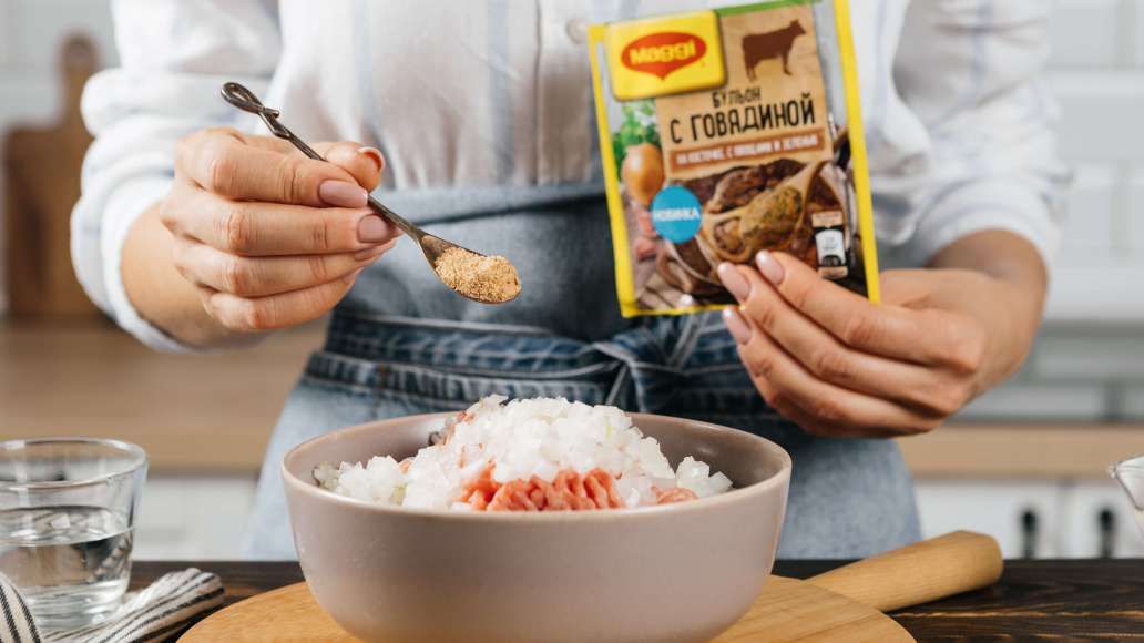 Соединить лук, воду и оба вида фарша. Добавить MAGGI® Бульон с говядиной на косточке. С овощами и зеленью. Перемешать до однородности. Соединить лук, воду и оба вида фарша. Добавить MAGGI® Бульон с говядиной на косточке. С овощами и зеленью. Перемешать до однородности.