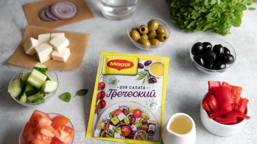 Помидоры и огурцы нарезать кубиками. Красный лук нарезать кольцами. Стручок болгарского перца разрезать вдоль пополам, удалить семена, половинки нарезать кубиками. Брынзу нарезать крупными кубиками. Отделить от стеблей листочки базилика.