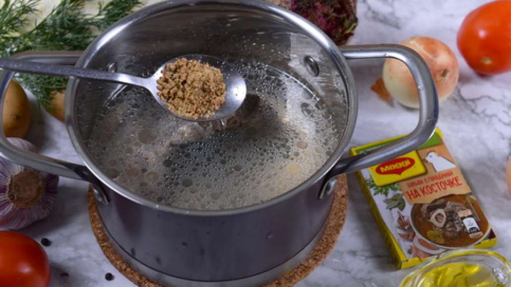 Поместите мясо в кастрюлю и залейте холодной водой, поставьте на огонь и варите 1,5 часа на среднем огне. Когда жидкость будет выкипать и обнажать мясо, подливайте горячую питьевую воду. В конце посолите бульон и добавьте 
MAGGI® Бульон c говядиной на ко