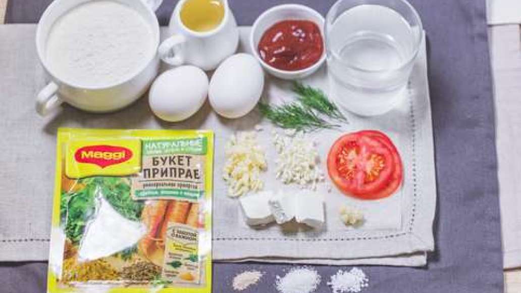 Помидоры нарезать тонкими колечками. Сыр натереть на терке, брынзу нарезать мелкими кубиками, сыр творожный разделить на небольшие порции.