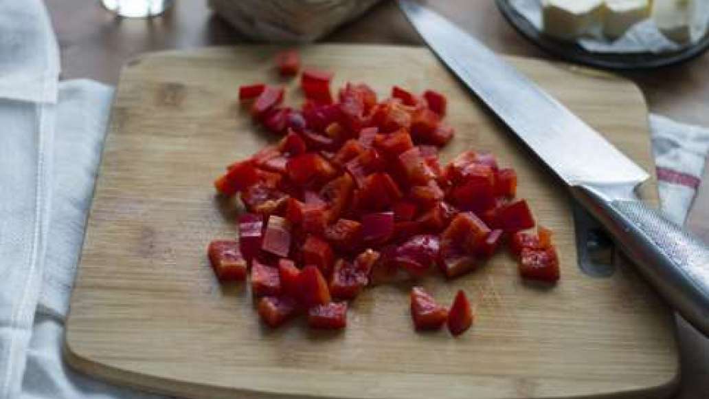 Порезать красный болгарский перец крупными кубиками.