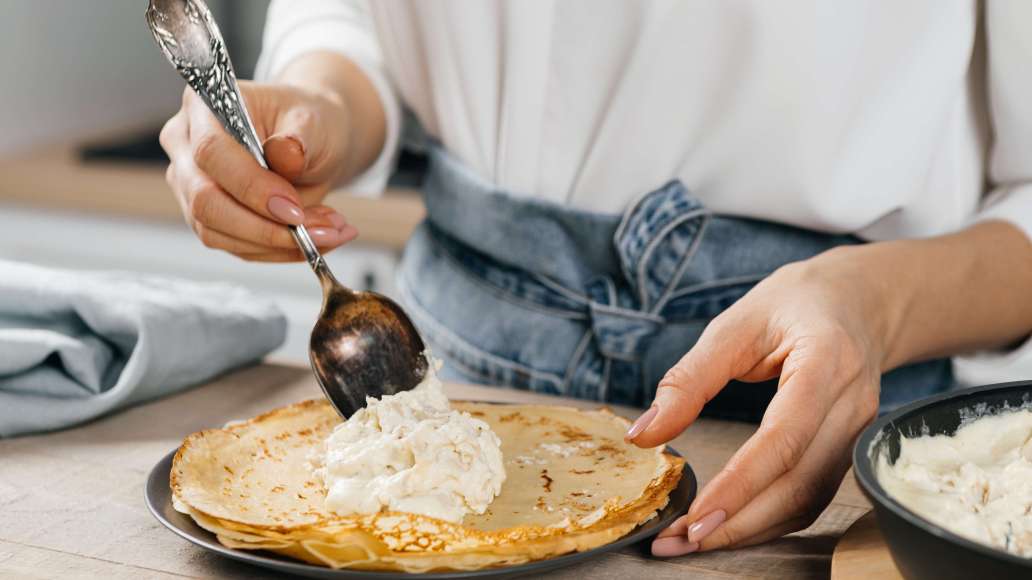 Начинить куриным мясом блины, свернуть в трубочки или сформировать мешочки. Подавать, по желанию полив соусом и посыпав мелко порезанной зеленью.