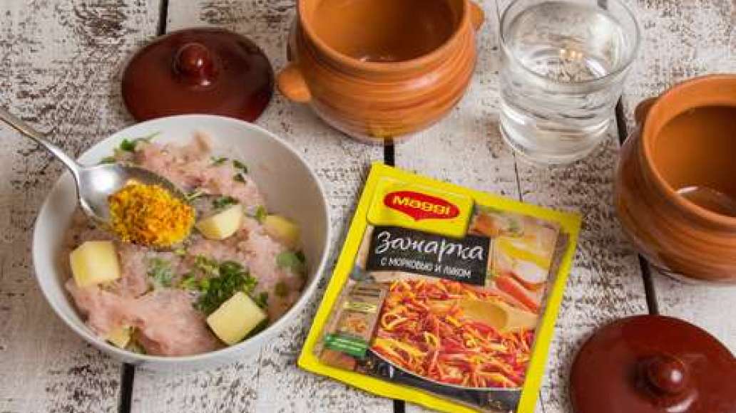 Куриный фарш разложить по глиняным горшочкам. Добавить картофель, MAGGI® Зажарка, чеснок и зелень. Влить в каждый по 2-3 ст. л. растительного масла и воды и поместить жаркое в духовку, разогретую до 180 градусов. Готовить 20 минут, вынуть горшочки и на Куриный фарш разложить по глиняным горшочкам. Добавить картофель, MAGGI® Зажарка, чеснок и зелень. Влить в каждый по 2-3 ст. л. растительного масла и воды и поместить жаркое в духовку, разогретую до 180 градусов. Готовить 20 минут, вынуть горшочки и на