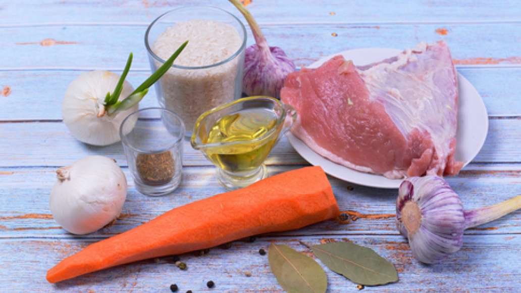 Подготовьте ингредиенты, помойте мясо. Промойте рис и замочите в холодной воде на время приготовления мяса и овощей.