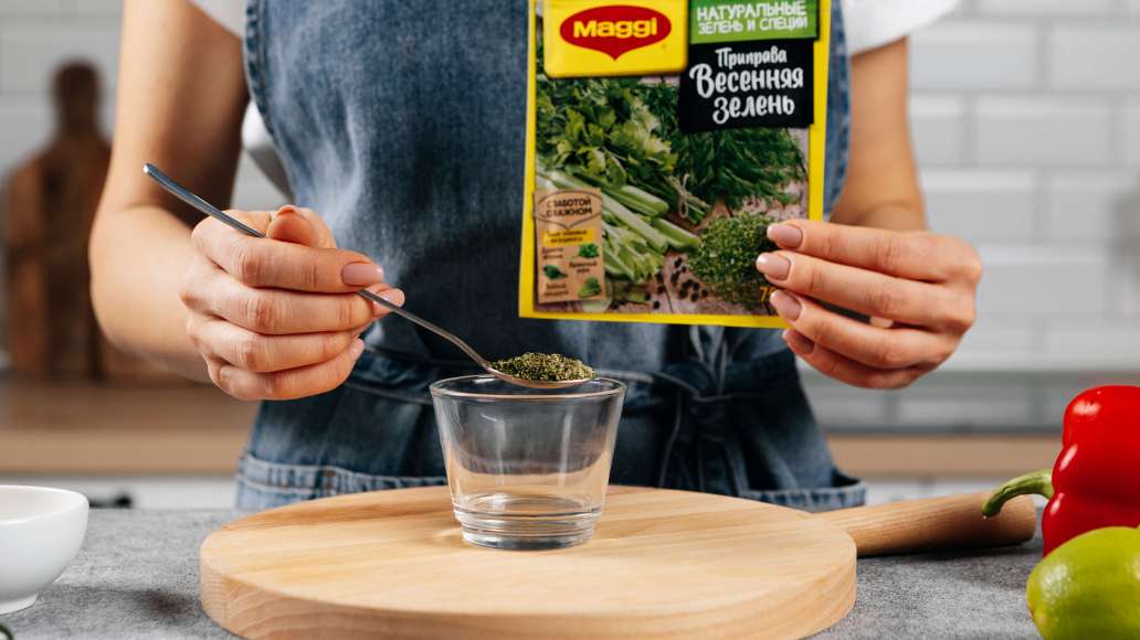 Для заправки в отдельной ёмкости смешать MAGGI® Приправа Весенняя зелень с горячей водой, оставить на 3 минуты.