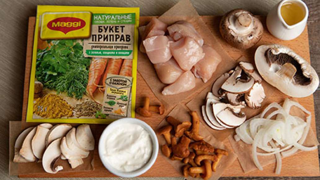 Курицу нарезать крупными кусочками. Грибы нарезать пластинками, мелкие грибочки оставить целиком. Лук нарезать соломкой. Курицу нарезать крупными кусочками. Грибы нарезать пластинками, мелкие грибочки оставить целиком. Лук нарезать соломкой.