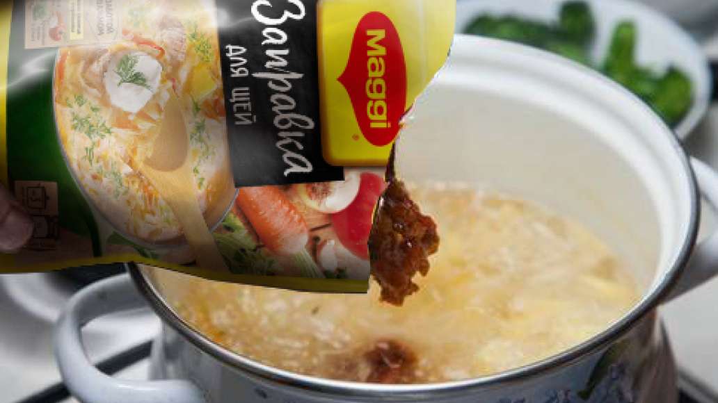 Добавить MAGGI® Приправа 10 овощей и томатную пасту.