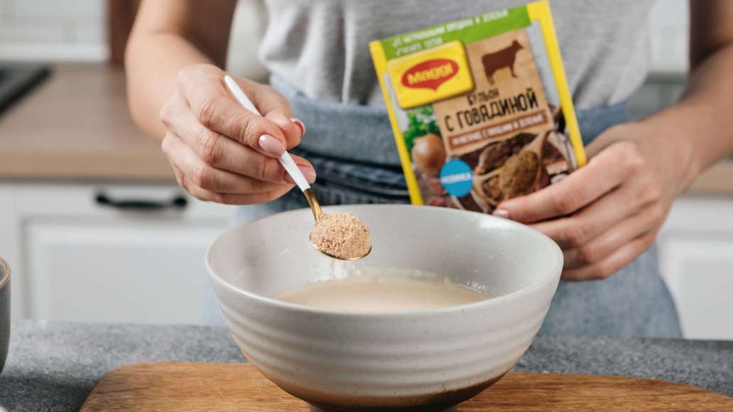 Добавить в кляр MAGGI® Бульон с говядиной на косточке. С овощами и зеленью. Присыпать филе оставшейся мукой.
