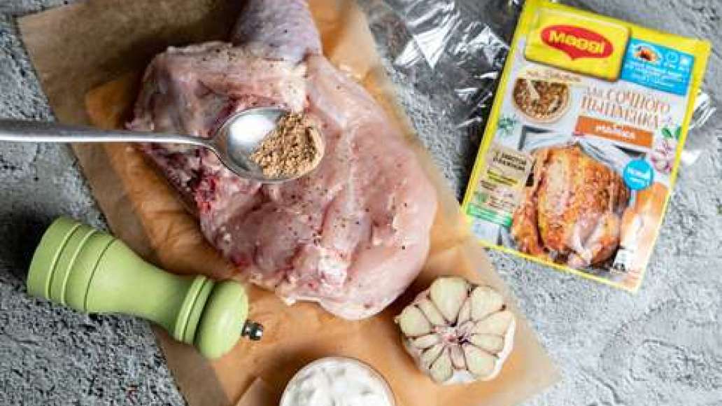 У головки чеснока отрезать корневища, и положить к курице. Добавить розмарин и тимьян. Уложить все в рукав и закрыть его. Запекать 60 минут, при 200 градусах в духовке. Можно сверху придавить пакет грузом. У головки чеснока отрезать корневища, и положить к курице. Добавить розмарин и тимьян. Уложить все в рукав и закрыть его. Запекать 60 минут, при 200 градусах в духовке. Можно сверху придавить пакет грузом.