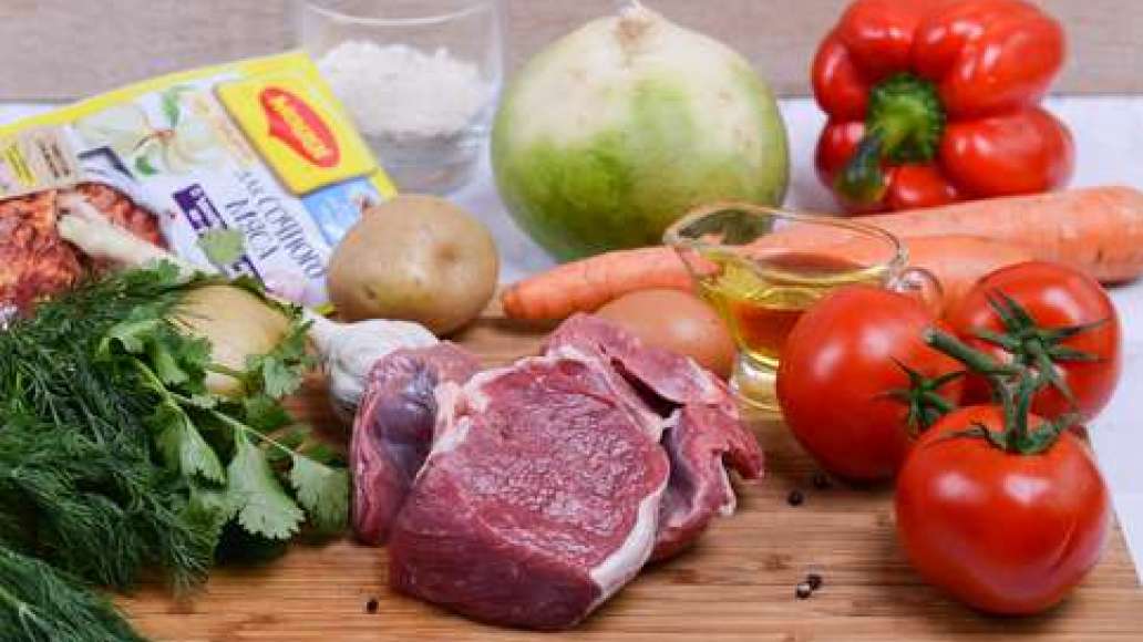 Подготовьте ингредиенты, промойте мясо. Подготовьте ингредиенты, промойте мясо.