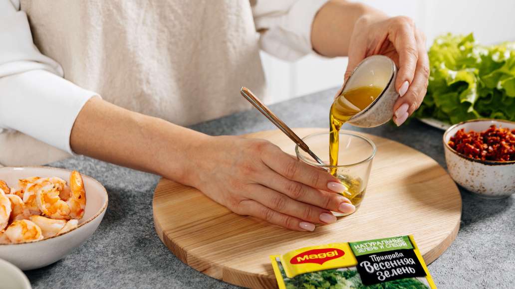 Смешать горячую воду и MAGGI® Приправа Весенняя зелень, оставить на три минуты. Добавить оливковое масло и тщательно перемешать.

