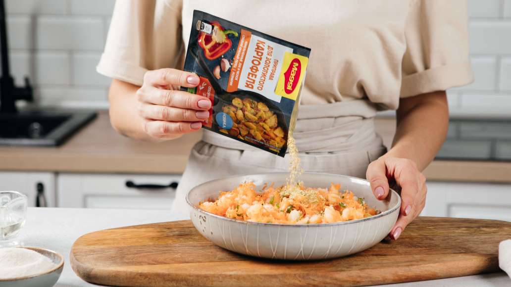 Смешать пюре, морковь и зеленый лук. Добавить MAGGI® Приправу для золотистого картофеля.