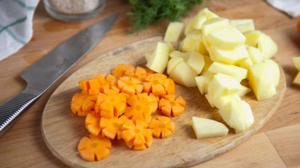 Нарезать картофель кубиками, а морковь – цветочками. Нарезать картофель кубиками, а морковь – цветочками.