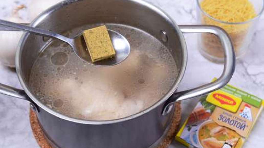 Посолите и добавьте MAGGI® ЗОЛОТОЙ® Бульон с курицей. Варите на медленном огне 40-50 минут до готовности курицы. Посолите и добавьте MAGGI® ЗОЛОТОЙ® Бульон с курицей. Варите на медленном огне 40-50 минут до готовности курицы.