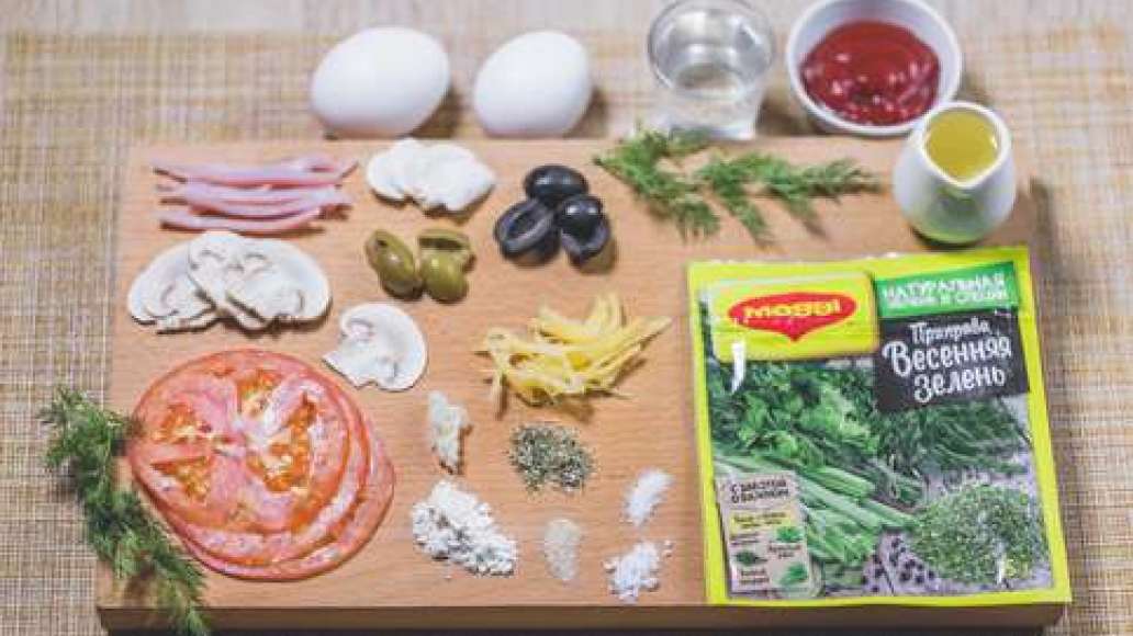 Помидоры нарезать тонкими колечками. Сыр натереть на терке или нарезать колечками. Шампиньоны нарезать очень тонкими пластинками. Ветчину соломкой. Оливки нарезать на половинки или колечками. Помидоры нарезать тонкими колечками. Сыр натереть на терке или нарезать колечками. Шампиньоны нарезать очень тонкими пластинками. Ветчину соломкой. Оливки нарезать на половинки или колечками.