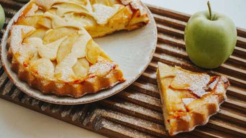 Форму для запекания смазать маслом. Яблоки очистить от кожи и нарезать дольками.
Выложить яблоки в форму и залить получившимся тестом. Духовку разогреть до 180-200 градусов. Поставить шарлотку с яблоками запекаться до готовности (на это может уйти прибли Форму для запекания смазать маслом. Яблоки очистить от кожи и нарезать дольками.
Выложить яблоки в форму и залить получившимся тестом. Духовку разогреть до 180-200 градусов. Поставить шарлотку с яблоками запекаться до готовности (на это может уйти прибли