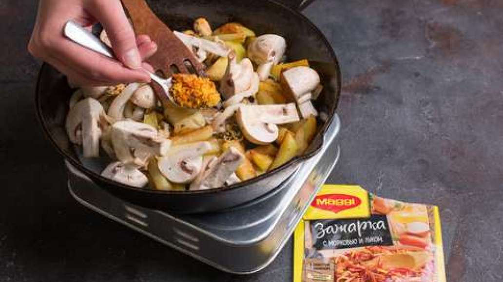 Обжарить картофель. После добавить морепродукты с соевым соусом, грибы и MAGGI® Зажарка с морковью и луком. Тщательно перемешать, жарить до готовности. Обжарить картофель. После добавить морепродукты с соевым соусом, грибы и MAGGI® Зажарка с морковью и луком. Тщательно перемешать, жарить до готовности.