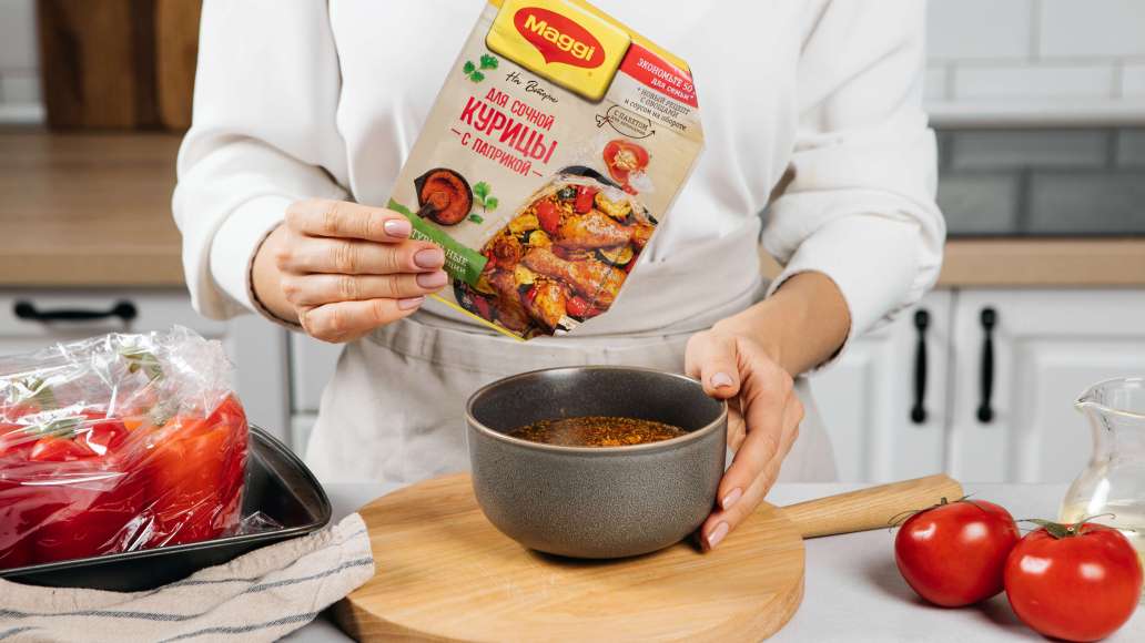 Для соуса в отдельной емкости смешать воду и MAGGI® НА ВТОРОЕ для сочной курицы с паприкой.