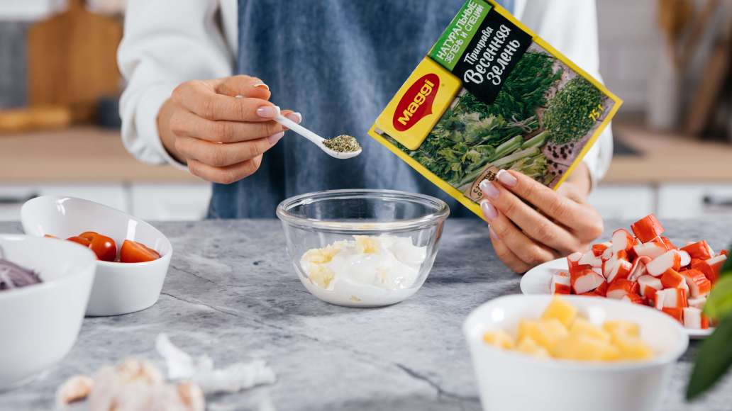 Смешать в отдельной ёмкости горячую воду и MAGGI® Приправа Весенняя зелень, оставить на три минуты. Чеснок пропустить через пресс или мелко нарезать и добавить в ёмкость вместе с йогуртом. Тщательно перемешать. Смешать в отдельной ёмкости горячую воду и MAGGI® Приправа Весенняя зелень, оставить на три минуты. Чеснок пропустить через пресс или мелко нарезать и добавить в ёмкость вместе с йогуртом. Тщательно перемешать.
