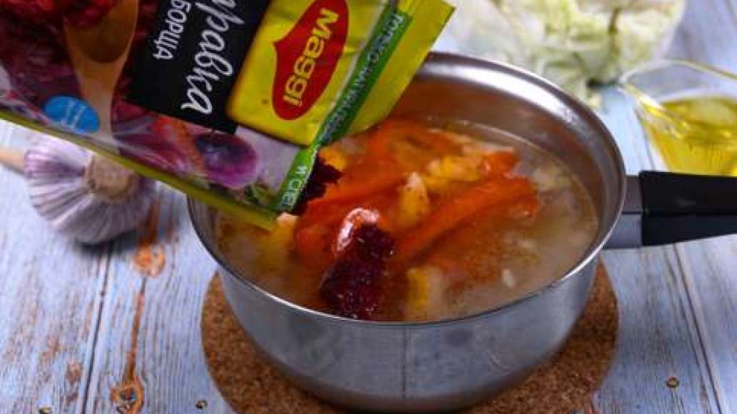Добавьте MAGGI® Заправка для борща и консервированную фасоль. Перемешайте, доведите до кипения и снимите с огня. Оставьте на 10-15 минут настояться. Добавьте MAGGI® Заправка для борща и консервированную фасоль. Перемешайте, доведите до кипения и снимите с огня. Оставьте на 10-15 минут настояться.
