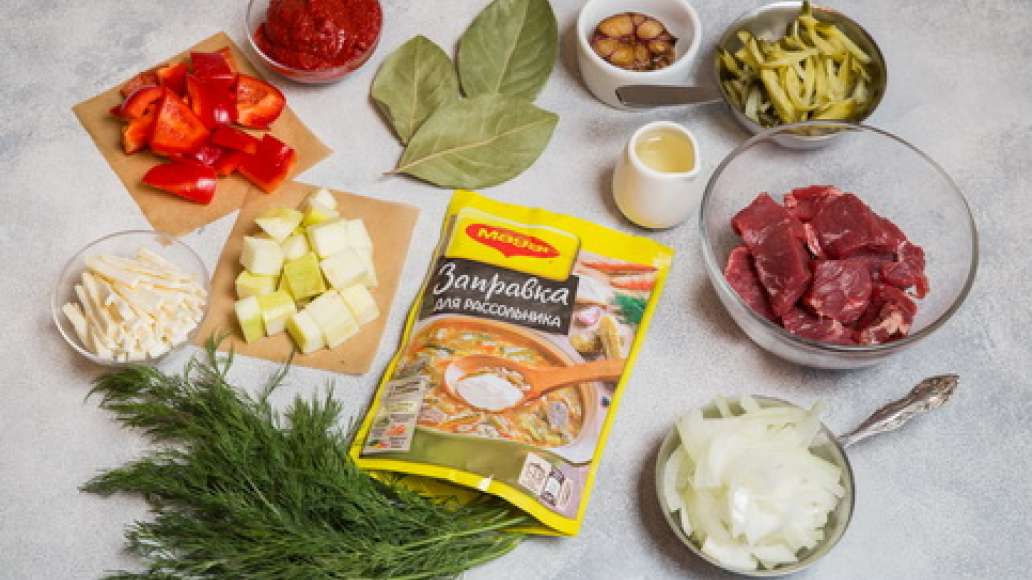 Нарезать мясо, сельдерей, лук и кабачок кубиками. Стручок болгарского перца разрезать вдоль пополам, удалить семена, половинки нарезать кубиками. Свежие стебли сельдерея нарезать соломкой. Снять с чеснока верхнюю шелуху, срезать примерно 5 мм сверху гол Нарезать мясо, сельдерей, лук и кабачок кубиками. Стручок болгарского перца разрезать вдоль пополам, удалить семена, половинки нарезать кубиками. Свежие стебли сельдерея нарезать соломкой. Снять с чеснока верхнюю шелуху, срезать примерно 5 мм сверху гол
