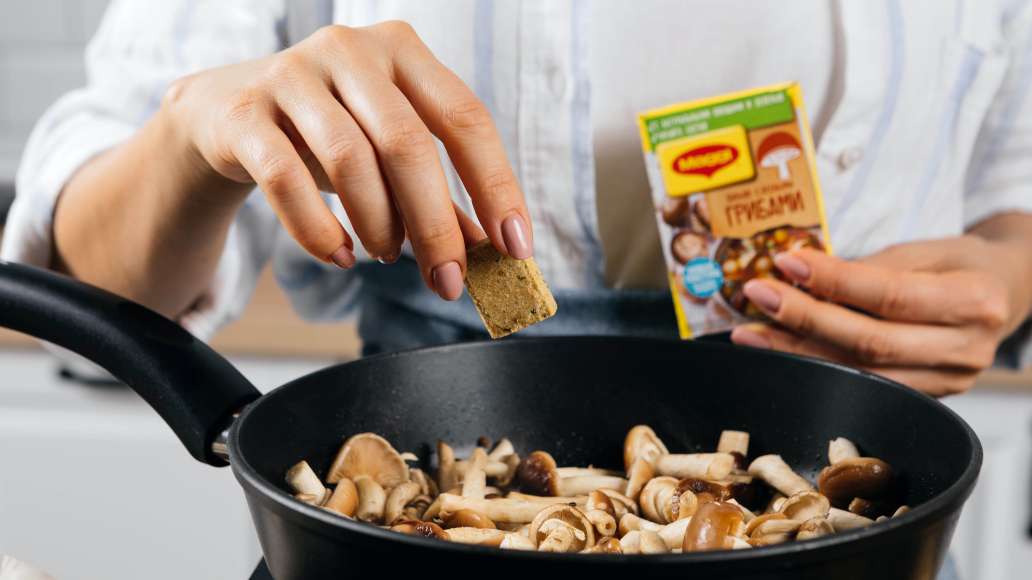Жарить 3 минуты, периодически помешивая, и добавить MAGGI® Бульон с лесными грибами. Готовить, периодически помешивая, еще 3-5 минут или до готовности грибов.