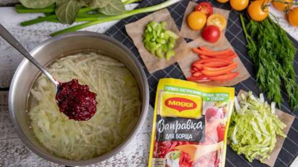 В кипящую воду положить картофель, корень сельдерея и белокочанную капусту, отварить до полуготовности. Добавить помидоры, китайскую капусту, болгарский перец и стебли сельдерея, варить до готовности овощей. За пять минут до окончания варки добавить специ В кипящую воду положить картофель, корень сельдерея и белокочанную капусту, отварить до полуготовности. Добавить помидоры, китайскую капусту, болгарский перец и стебли сельдерея, варить до готовности овощей. За пять минут до окончания варки добавить специ