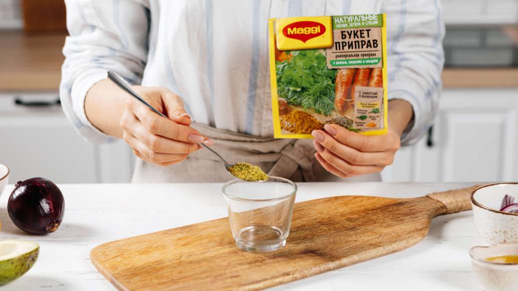 В отдельной ёмкости смешать горячую воду с MAGGI® Приправа универсальная Букет приправ, оставить на 3 минуты.