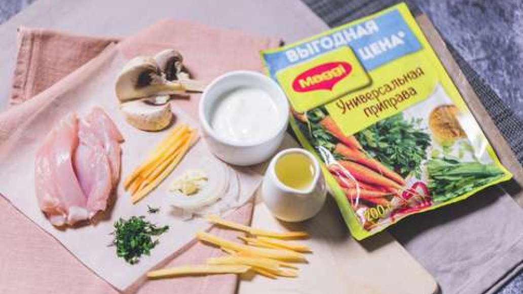 Очистить курицу от кожи и костей. Нарезать филе курицы соломкой. Лук нарезать полукольцами, чеснок измельчить. Грибы нарезать на четвертинки. Морковь нарезать соломкой. Сметану смешать со специей MAGGI® Универсальная приправа и мелко нарезанной зеленью. Очистить курицу от кожи и костей. Нарезать филе курицы соломкой. Лук нарезать полукольцами, чеснок измельчить. Грибы нарезать на четвертинки. Морковь нарезать соломкой. Сметану смешать со специей MAGGI® Универсальная приправа и мелко нарезанной зеленью.