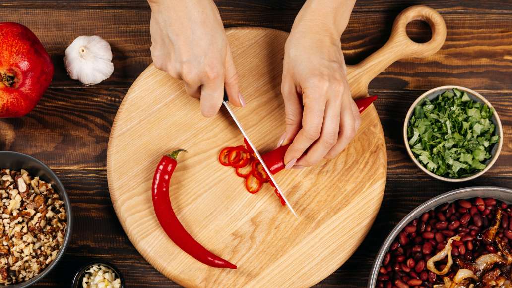 Лук нарезать полукольцами. Разогреть масло и обжарить луковицу до золотистого цвета. Переложить к фасоли. Орехи крупно порубить. Чеснок и кинзу мелко порезать. Чили, очищенный от семян, порезать очень тонкими кольцами. Лук нарезать полукольцами. Разогреть масло и обжарить луковицу до золотистого цвета. Переложить к фасоли. Орехи крупно порубить. Чеснок и кинзу мелко порезать. Чили, очищенный от семян, порезать очень тонкими кольцами.