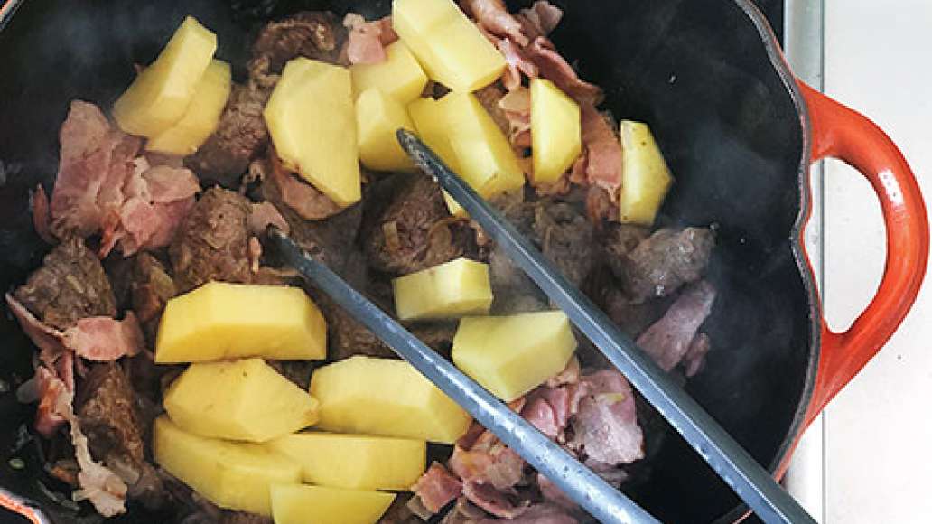 Нарезать крупно картофель и отправить к мясу. Добавить пережарку из лука и бекона. посолить и поперчить по вкусу.