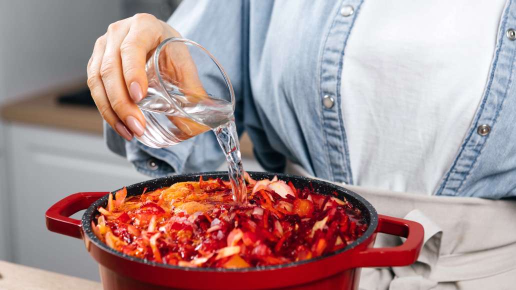 Добавить уксус, соль и сахар по вкусу. Тщательно перемешать и тушить еще 5 минут или до мягкости всех овощей, периодически помешивая. Добавить уксус, соль и сахар по вкусу. Тщательно перемешать и тушить еще 5 минут или до мягкости всех овощей, периодически помешивая.