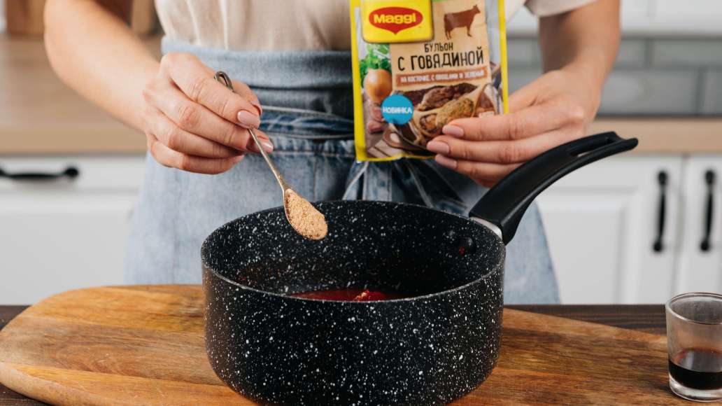 Добавить к томатам томатную пасту, MAGGI® Бульон с говядиной на косточке. С овощами и зеленью, уксус, вустерский соус, острый чили, мед, имбирь и сок лимона.