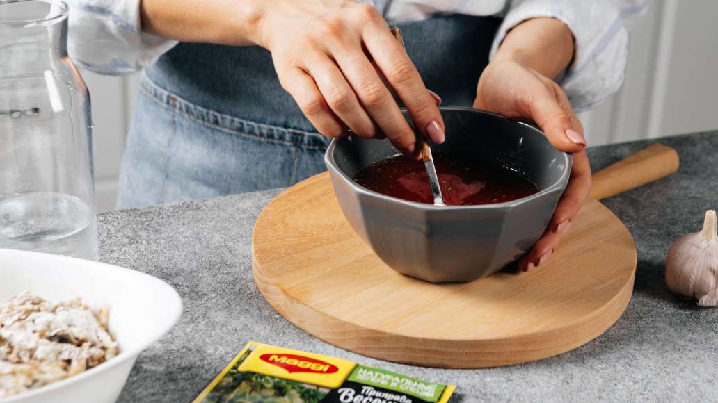 В отдельной ёмкости смешать томатную пасту с MAGGI® Приправа Весенняя зелень и горячей водой. Попробовать на вкус и добавить при необходимости немного сахара. В отдельной ёмкости смешать томатную пасту с MAGGI® Приправа Весенняя зелень и горячей водой. Попробовать на вкус и добавить при необходимости немного сахара.
