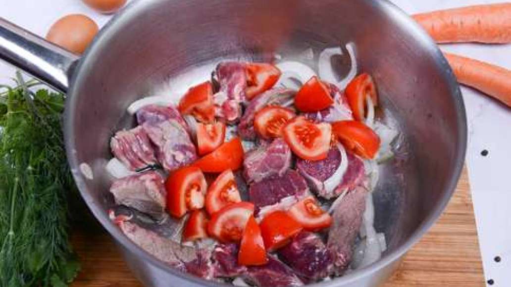 Нарежьте мясо небольшими кусочками и обжарьте с луком на растительном масле. Затем добавьте помидоры и обжаривайте 5-10 минут. Нарежьте мясо небольшими кусочками и обжарьте с луком на растительном масле. Затем добавьте помидоры и обжаривайте 5-10 минут.
