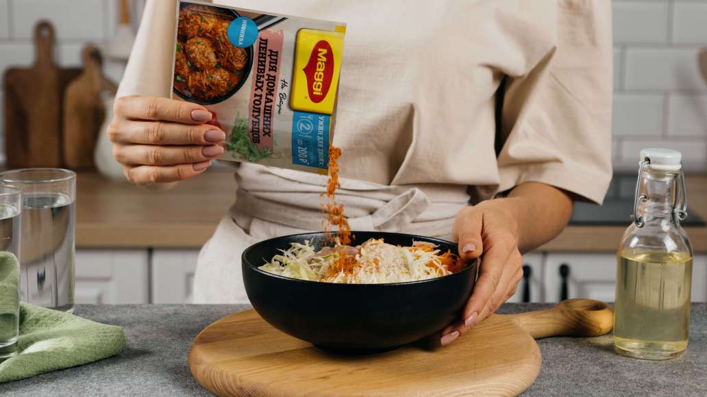 Рис тщательно промыть. Добавить к фаршу овощи, рис, MAGGI® На Второе для домашних ленивых голубцов и тщательно перемешать.