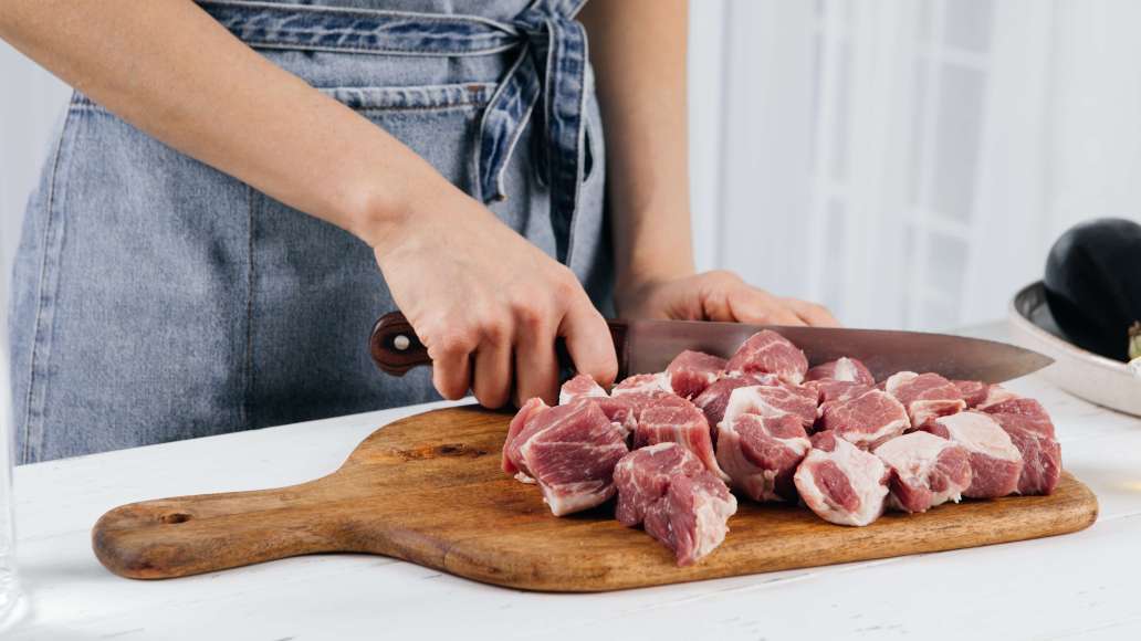 Мясо тщательно вымыть, срезать пленки, промокнуть насухо. Нарезать порционными кусками (на один укус) одинакового размера.