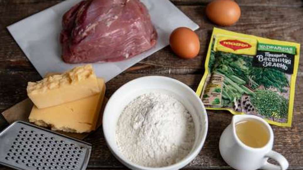 Мясо вымыть и обсушить бумажными полотенцами. Муку просеять. Яйца вымыть.