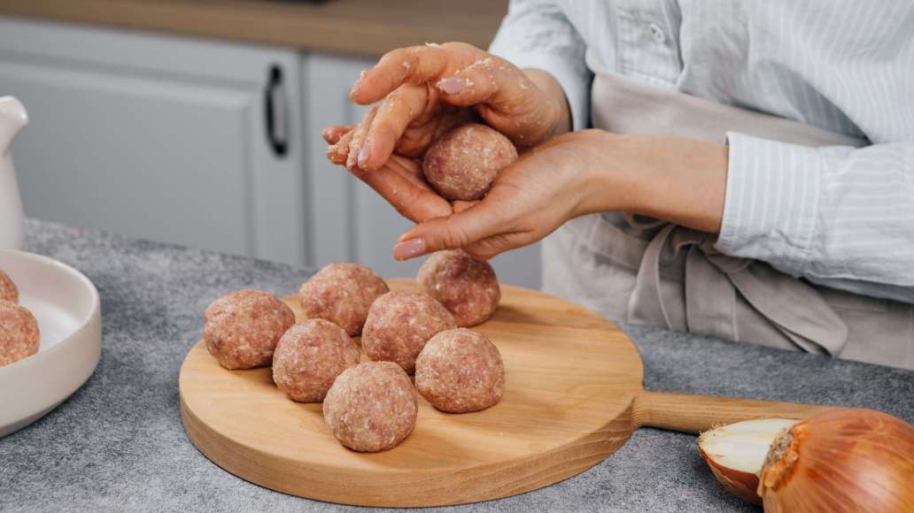 Соединить фарш с луком, капустой и яйцом. Добавить любимые специи по вкусу и тщательно перемешать до однородности. Сформировать из массы круглые тефтели. Соединить фарш с луком, капустой и яйцом. Добавить любимые специи по вкусу и тщательно перемешать до однородности. Сформировать из массы круглые тефтели.