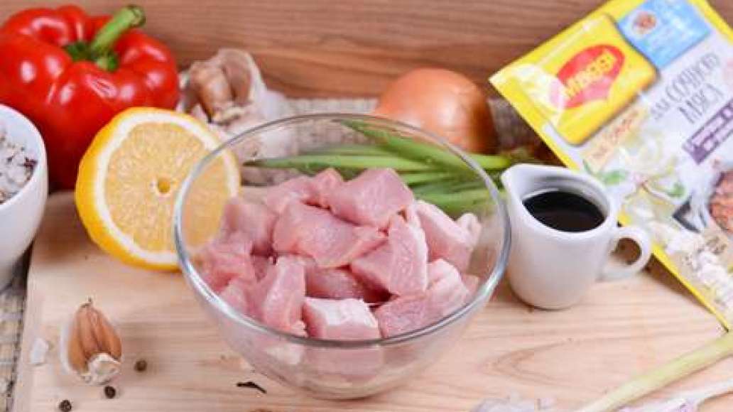 Подготовьте ингредиенты, промойте мясо. Нарежьте мясо на кубики размером 5х5 см, сложите в миску. Подготовьте ингредиенты, промойте мясо. Нарежьте мясо на кубики размером 5х5 см, сложите в миску.