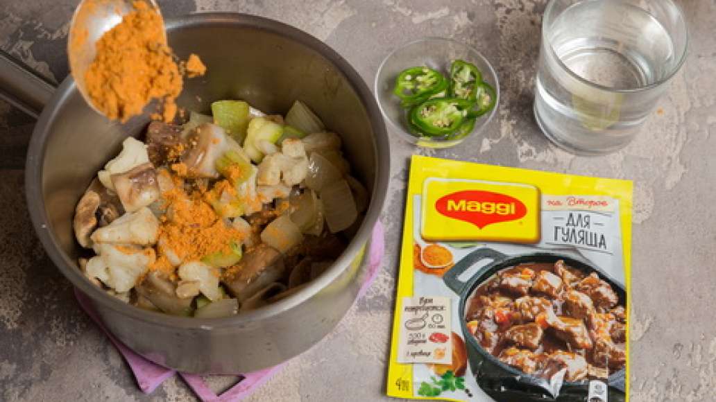 Добавить MAGGI® НА ВТОРОЕ для гуляша, воду, помидоры в собственном соку. Тушить до готовности.