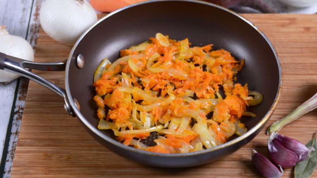 Нарежьте лук полукольцами, натрите морковь на крупной тёрке и обжарьте их на отдельной сковороде. Нарежьте лук полукольцами, натрите морковь на крупной тёрке и обжарьте их на отдельной сковороде.