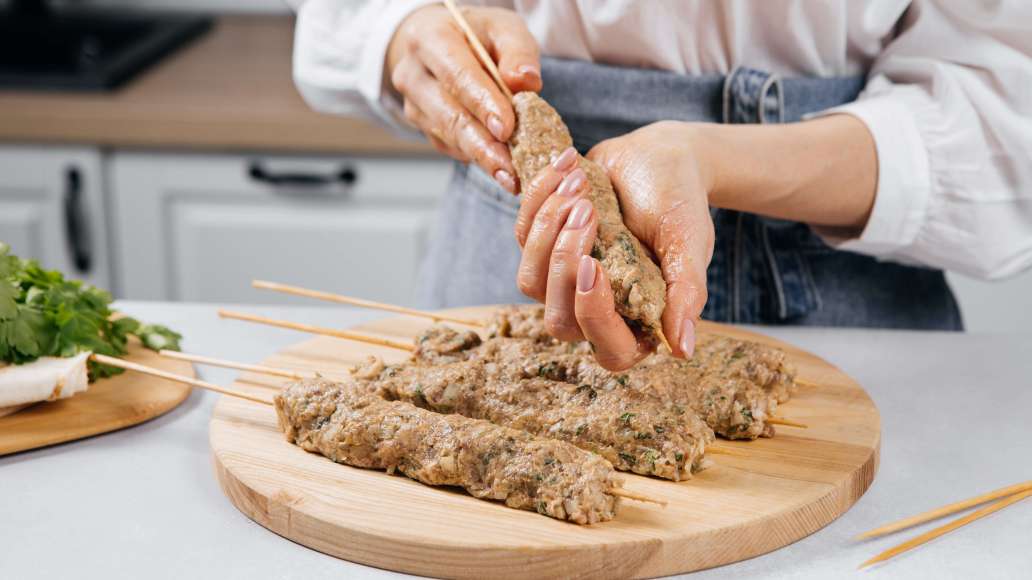 Нанизать на длинные шпажки фарш, формируя плотные колбаски без трещин и пустот. Запекать на расстоянии 30 см от нагревательного элемента духовки, периодически переворачивая, в течение 15-25 минут (в зависимости от размера кебабов).
