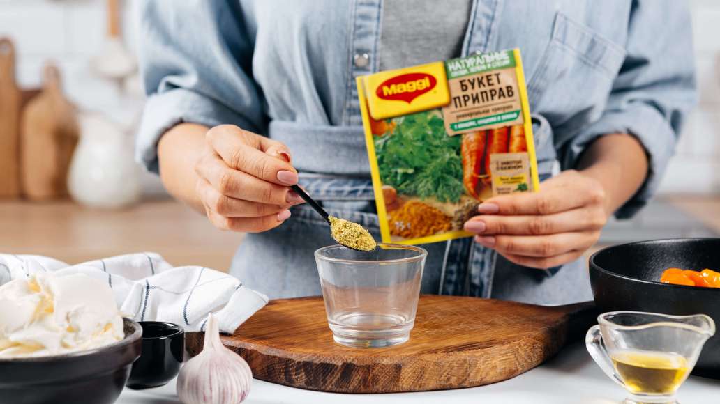 В отдельной небольшой емкости смешать горячую воду с MAGGI® Приправой универсальной Букет приправ, оставить на 3 минуты.