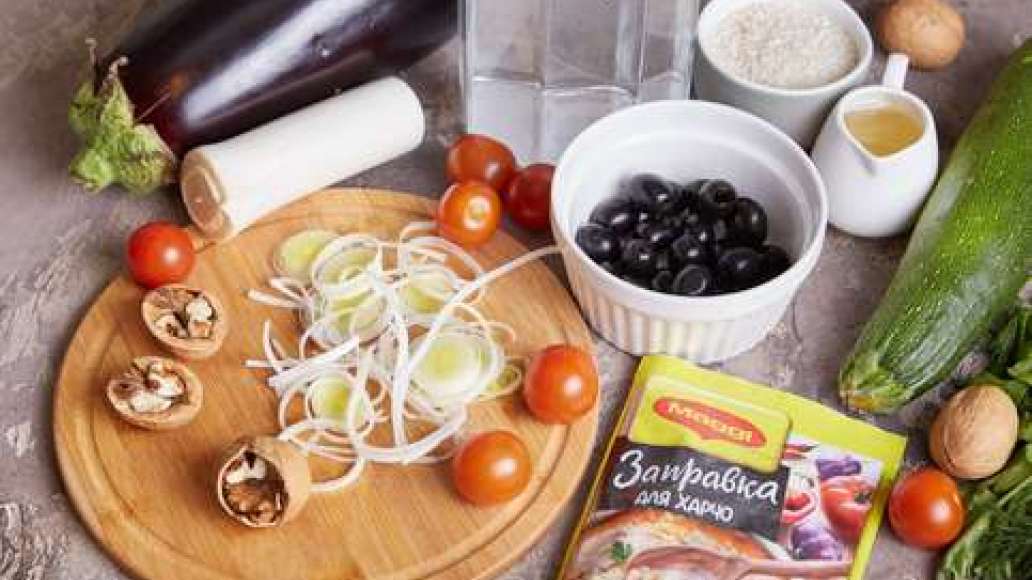 Лук порей нарезать кольцами.